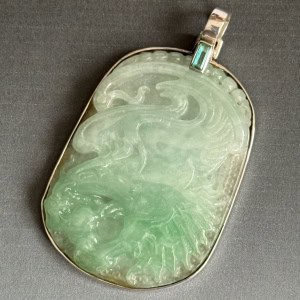 Placa de jade chino labrada, águila y serpiente