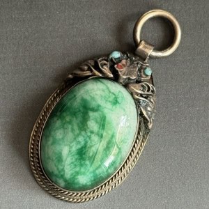 Cabochón de jade fino con montadura de alpaca labrada y filigrana. 2