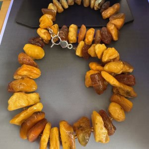 Collar de ámbar ruso en bruto.