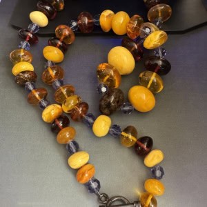 Collar de ámbar ruso multicolor y cristal Swarovsky con broche de plata pavonada 0.925.